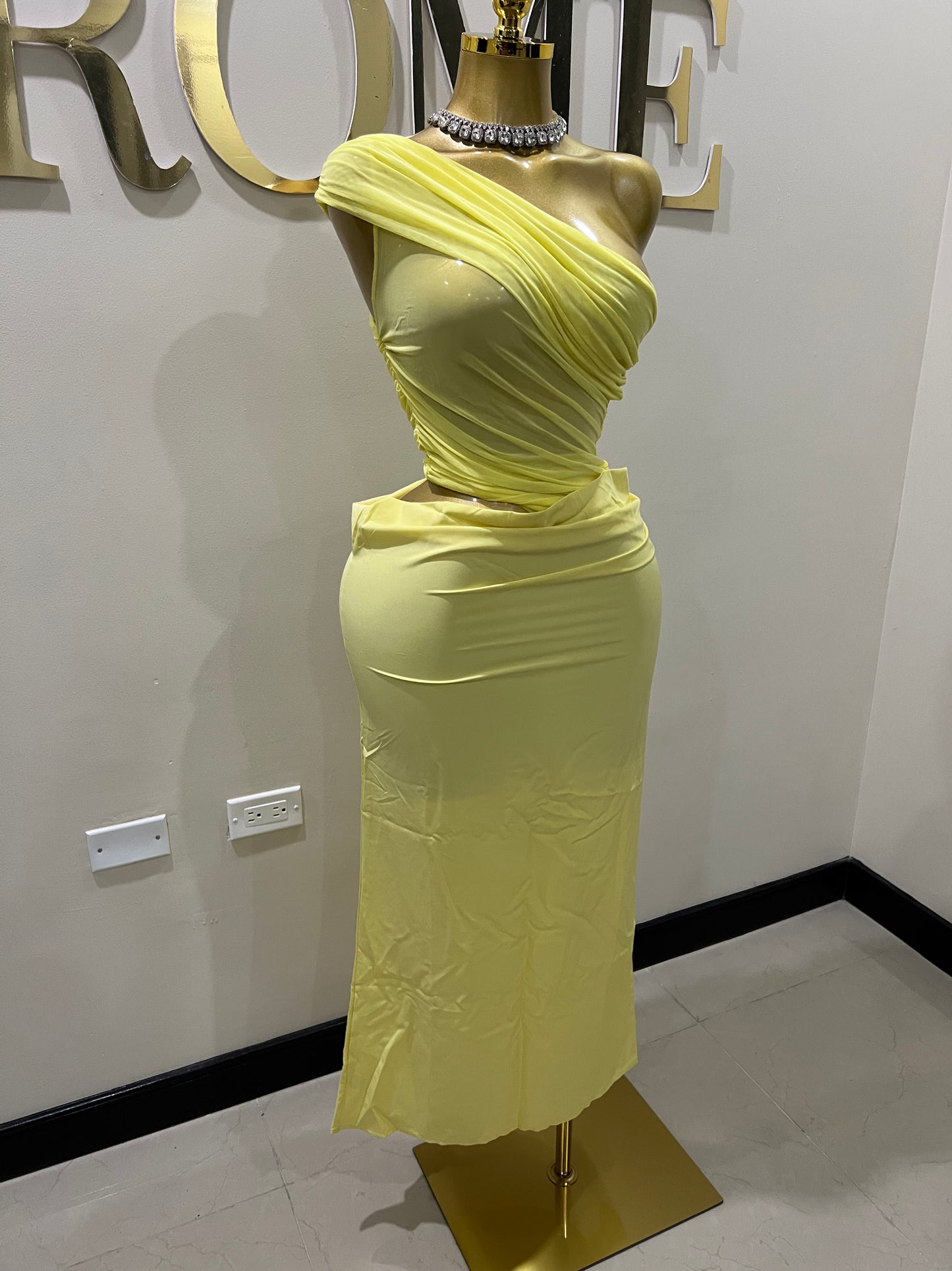 Sophie Off Shoulder Slant Dress (Pale Yellow)