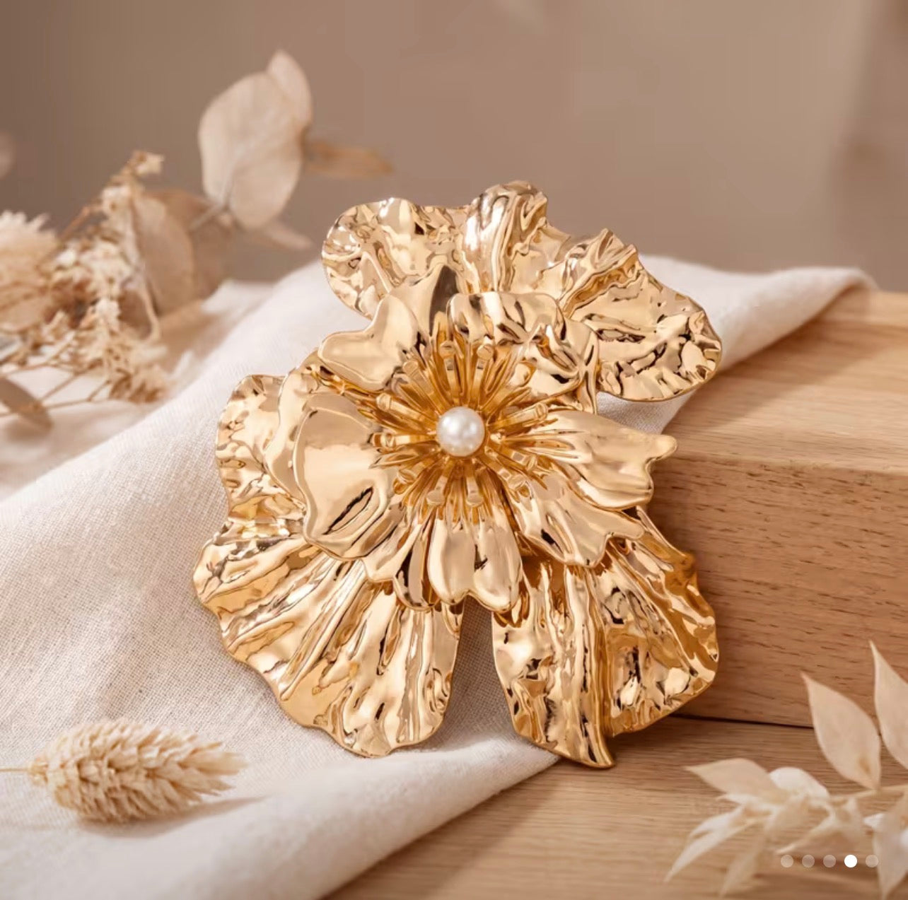 Flower Pearl Brooch (Gold)