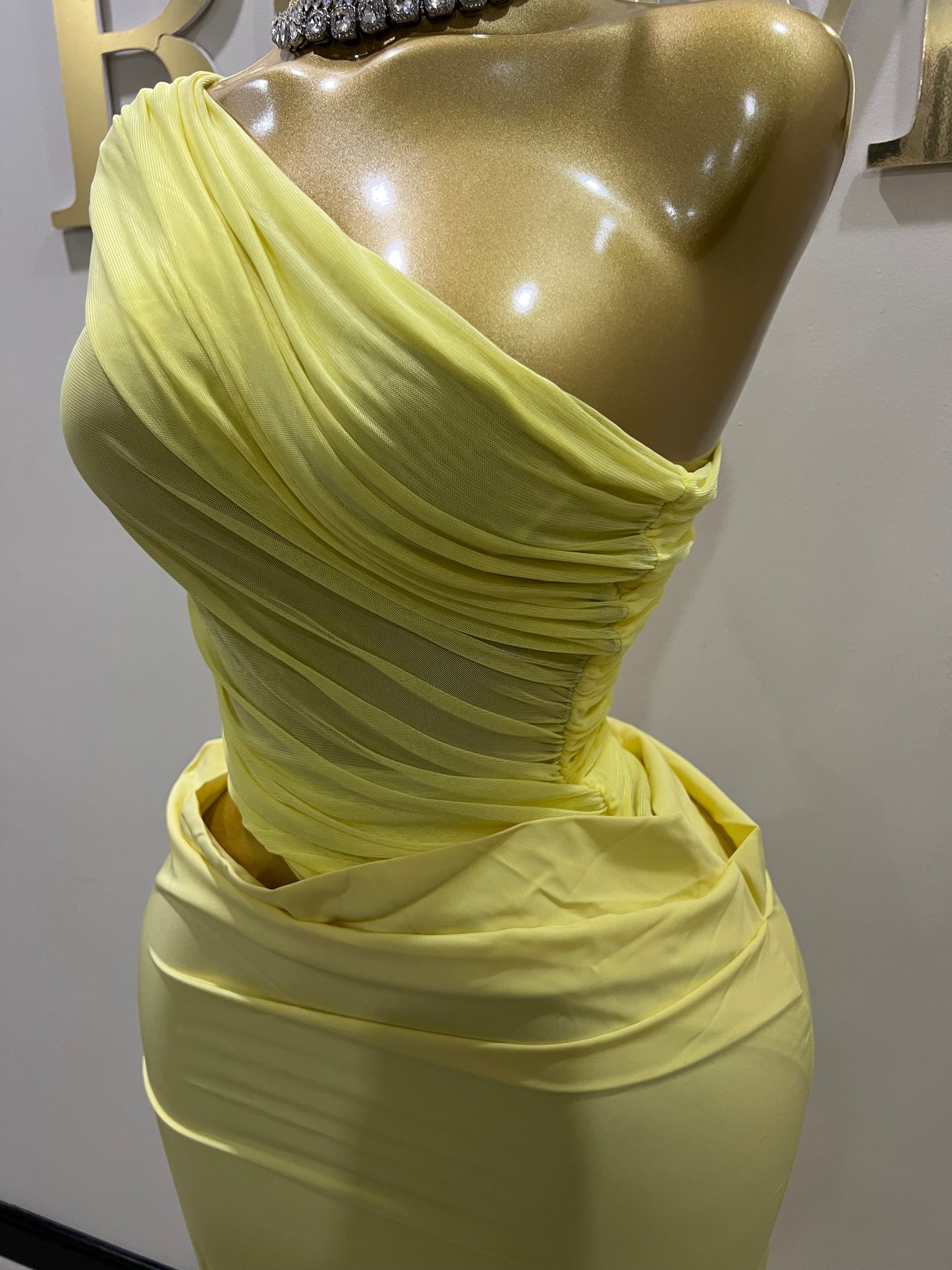 Sophie Off Shoulder Slant Dress (Pale Yellow)