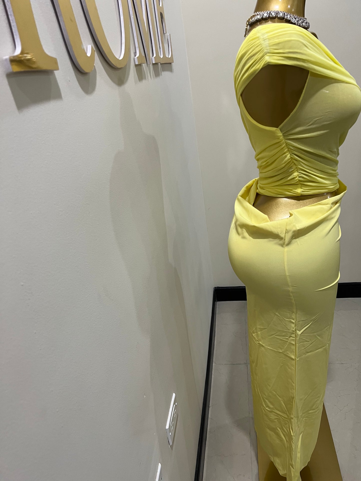 Sophie Off Shoulder Slant Dress (Pale Yellow)