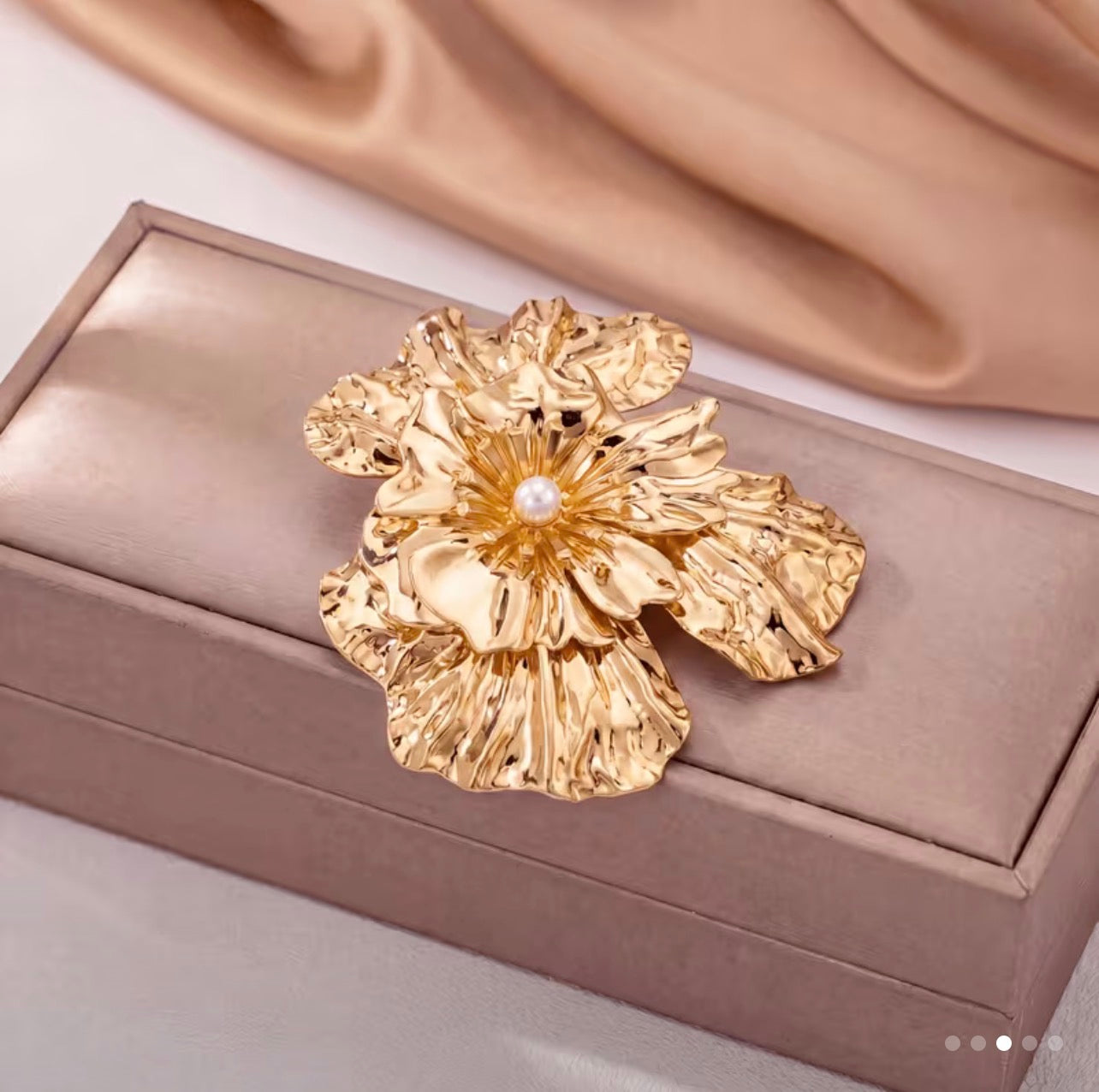 Flower Pearl Brooch (Gold)