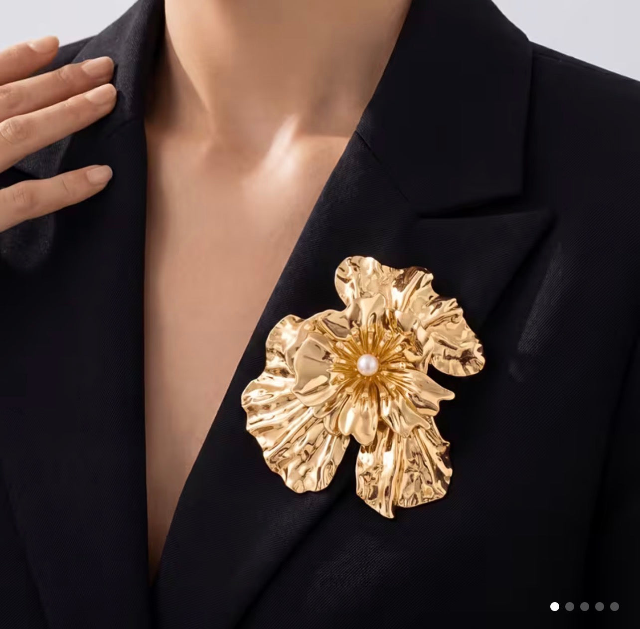 Flower Pearl Brooch (Gold)