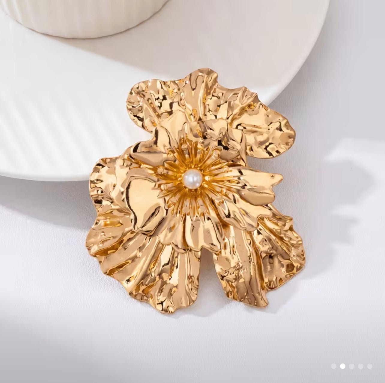 Flower Pearl Brooch (Gold)